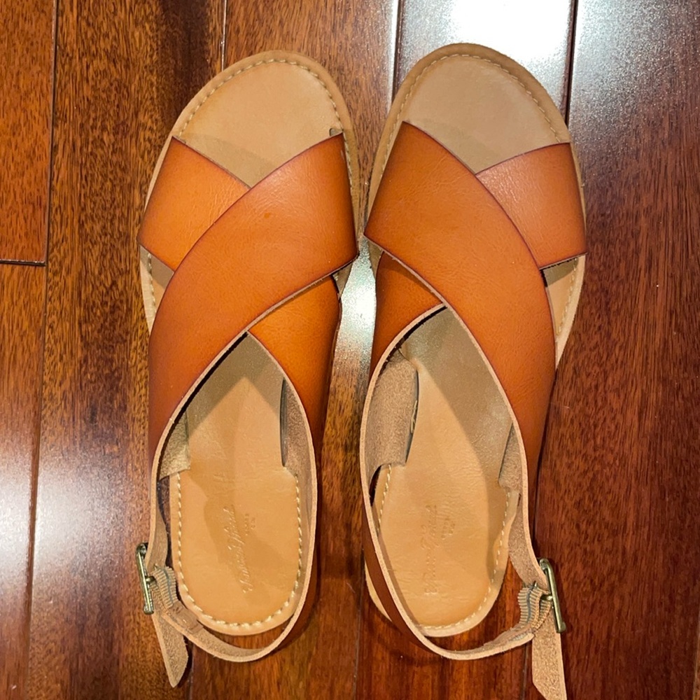 Universal thread flat sandals
